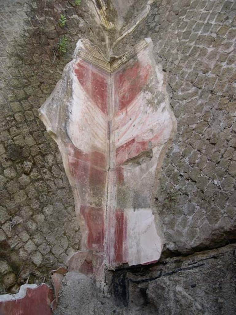 House of Dionysiac Reliefs, Herculaneum. July 2004.
Room (m), remaining decoration from north-east corner.
Photo courtesy of Jennifer Stephens.
©jfsPAP0691